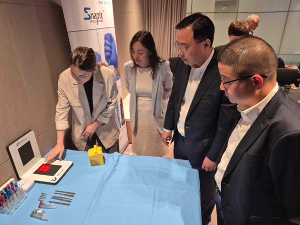 Live product demonstration of the BladeFlask EVO and SnapIT for the Shanghai General Hospital delegates. 